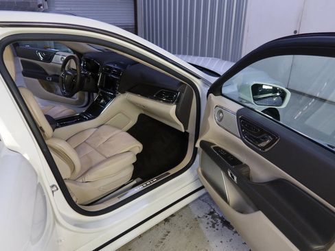 Used 2020 Lincoln Continental Reserve w/ Luxury Package image 12