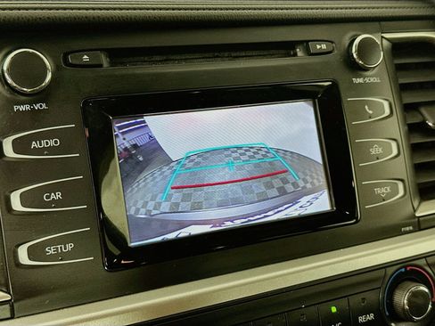 Used 2019 Toyota Highlander LE AWD/4WD image 13