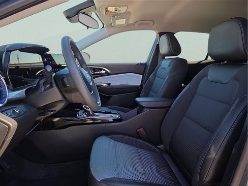 Used 2025 Chevrolet Trax LT image 14