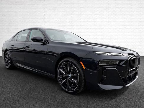 Used 2025 BMW 750e xDrive image 3