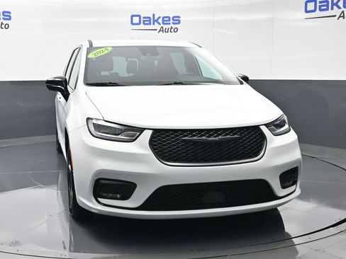 Used 2024 Chrysler Pacifica Select image 3