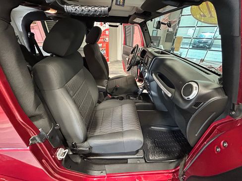 Used 2012 Jeep Wrangler Sahara AWD/4WD image 33
