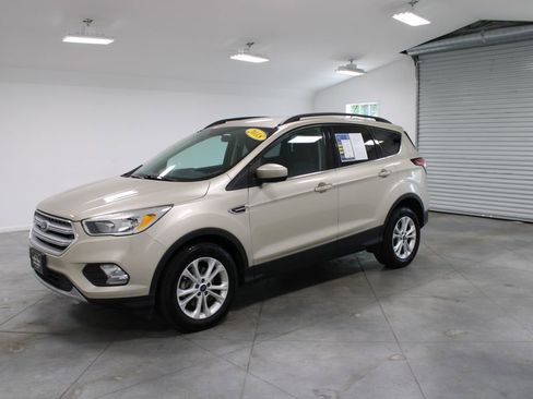 Used 2018 Ford Escape SE FWD image 4