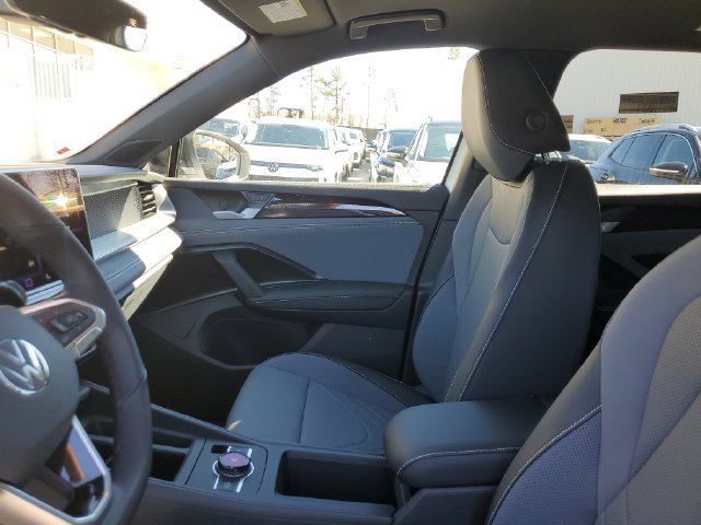 New 2026 Volkswagen Tiguan SE R-Line FWD image 17