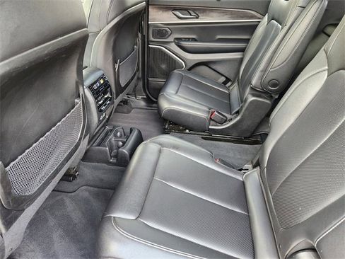 Used 2024 Jeep Grand Cherokee L Limited w/ Luxury Tech Group II AWD/4WD image 32