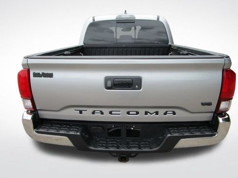 Used 2018 Toyota Tacoma TRD Off-Road AWD/4WD image 9
