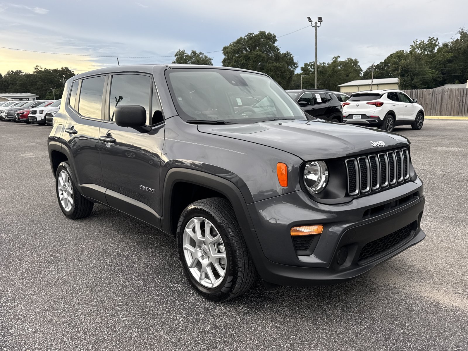 Used 2023 Jeep Renegade Latitude AWD/4WD image 8