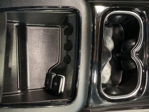 Used 2025 Chrysler Pacifica Limited image 18