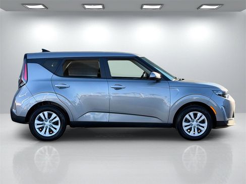 Used 2023 Kia Soul LX image 7