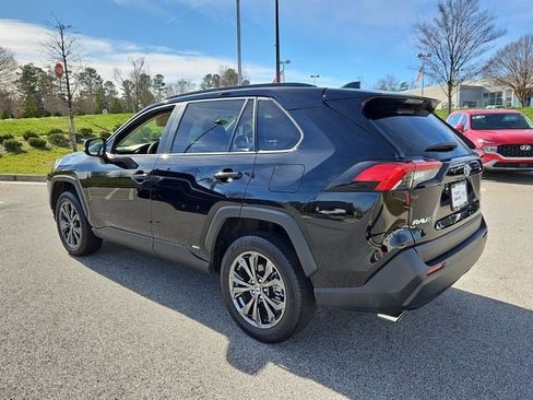 Used 2023 Toyota RAV4 XLE Premium image 5