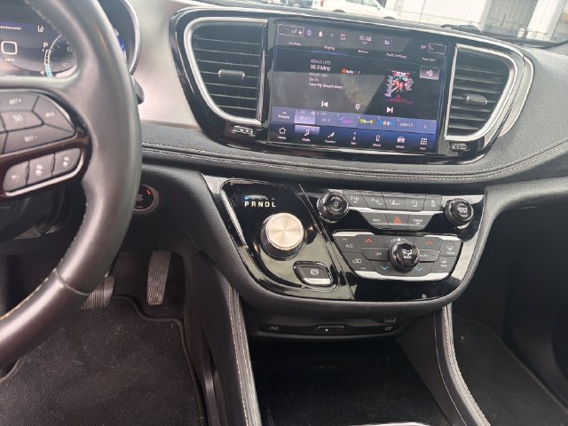 Used 2022 Chrysler Pacifica Limited w/ Uconnect Theater Family Group AWD/4WD image 18