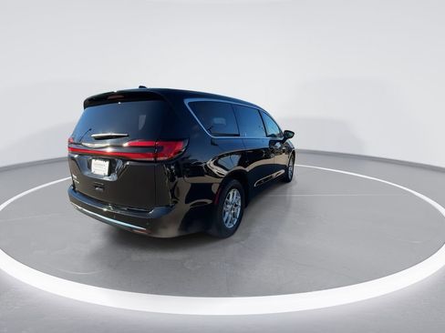 Used 2024 Chrysler Pacifica Touring-L image 8