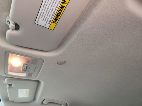 Used 2025 Hyundai Venue SE FWD image 28