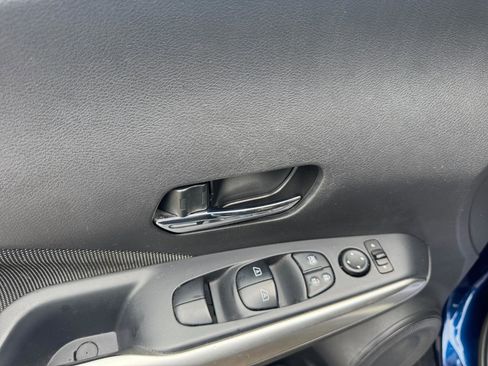 Used 2018 Nissan Kicks SV FWD image 17