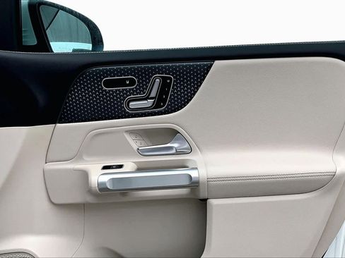 Used 2025 Mercedes-Benz GLB 250 image 23