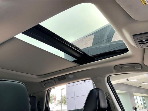 Used 2024 Nissan Pathfinder SL w/ SL Premium Package image 12