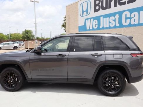 Used 2024 Jeep Grand Cherokee Altitude RWD image 9