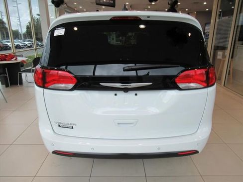 New 2026 Chrysler Voyager LX image 5