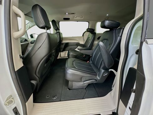 Used 2024 Chrysler Pacifica Touring-L image 28