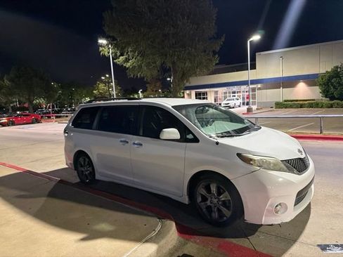 Used 2014 Toyota Sienna SE FWD image 3
