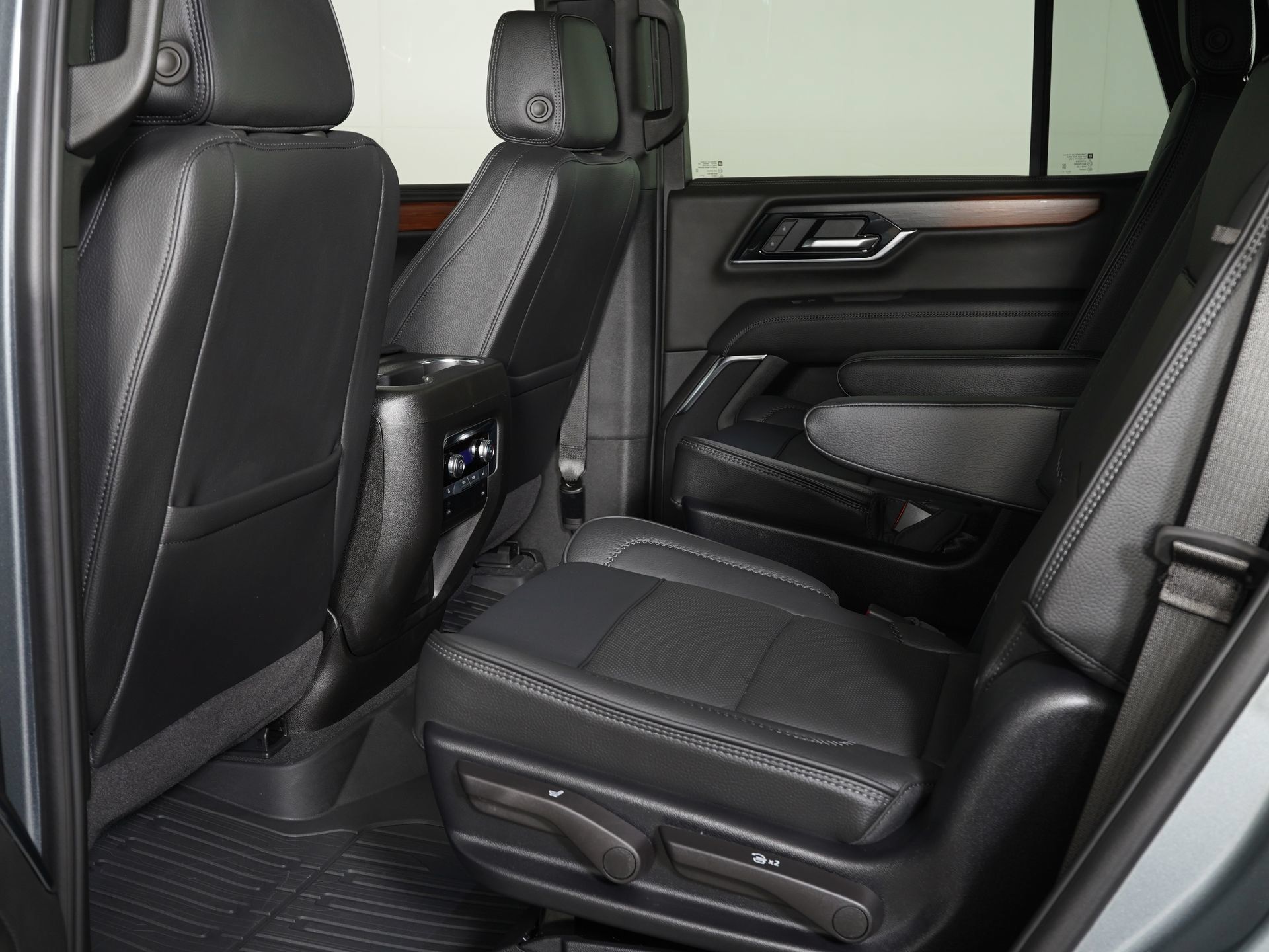 Used 2026 GMC Yukon Denali w/ Sun & Power Step Package AWD/4WD image 14