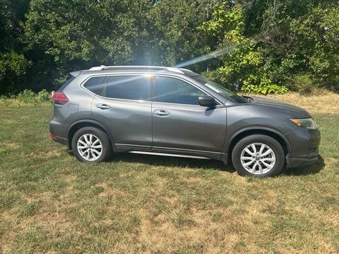 Used 2017 Nissan Rogue SV w/ SV Family Package FWD image 18