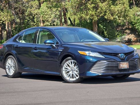Used 2020 Toyota Camry XLE image 2