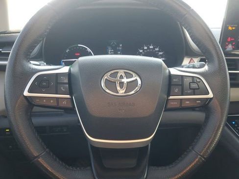 Used 2023 Toyota Sienna XLE FWD image 22