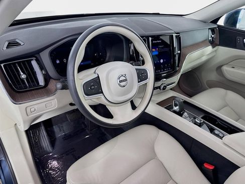 Used 2022 Volvo XC60 B5 Momentum w/ Climate Package image 10