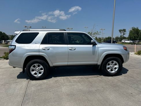 Used 2021 Toyota 4Runner SR5 Premium w/ Moonroof Package AWD/4WD image 9