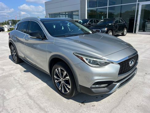 Used 2017 INFINITI QX30 Premium w/ Navigation Package AWD/4WD image 3