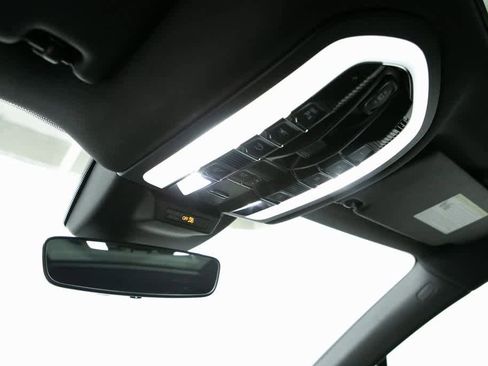 Certified 2025 Porsche Macan image 31