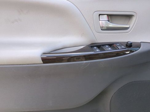 Used 2018 Toyota Sienna XLE Premium image 10