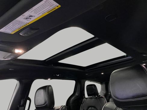 Used 2025 Chrysler Pacifica Limited FWD image 30