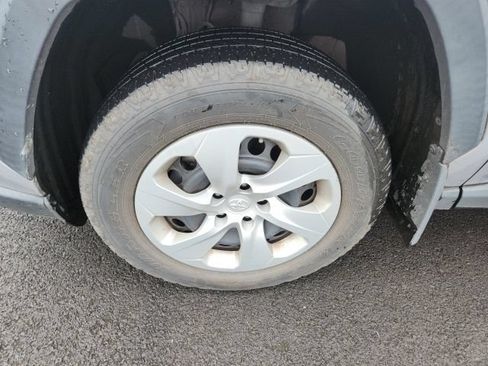 Used 2021 Toyota RAV4 LE AWD/4WD image 5