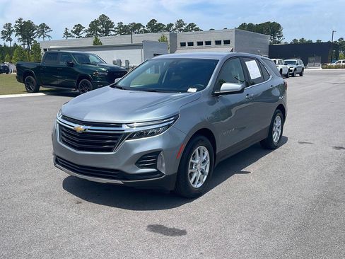Used 2024 Chevrolet Equinox LT w/ Driver Convenience Package FWD image 3