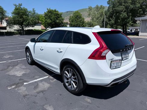 Used 2015 Volvo V60 T5 Cross Country Platinum w/ Climate Package AWD/4WD image 3