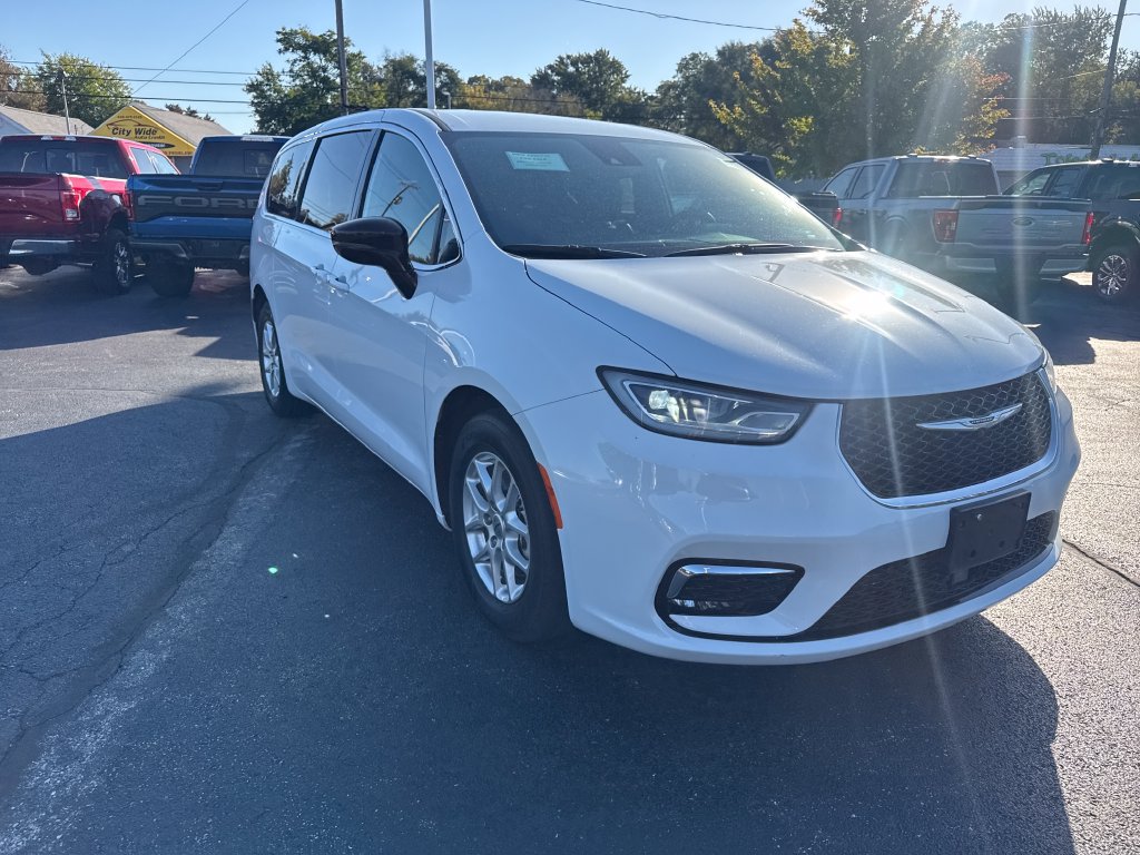 Used 2025 Chrysler Pacifica Select FWD image 4