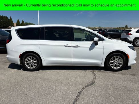 Used 2023 Chrysler Voyager LX image 2