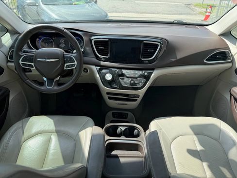 Used 2018 Chrysler Pacifica Touring-L w/ Advanced Safetytec Group image 9