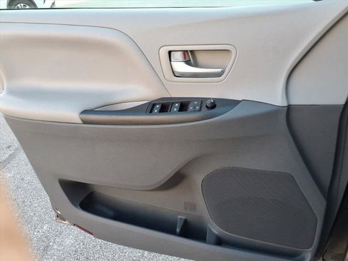Certified 2020 Toyota Sienna LE image 8