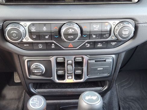 Used 2025 Jeep Wrangler Unlimited Sahara AWD/4WD image 20