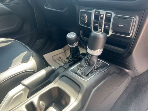 Used 2021 Jeep Gladiator Overland image 18