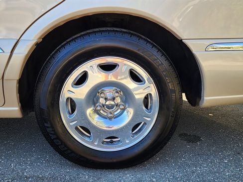 Used 2001 Lincoln Continental image 13