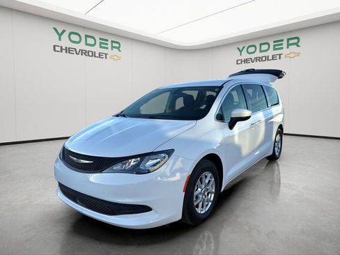 Used 2022 Chrysler Voyager LX image 11