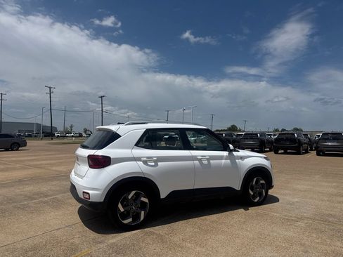 Used 2025 Hyundai Venue SEL FWD image 19