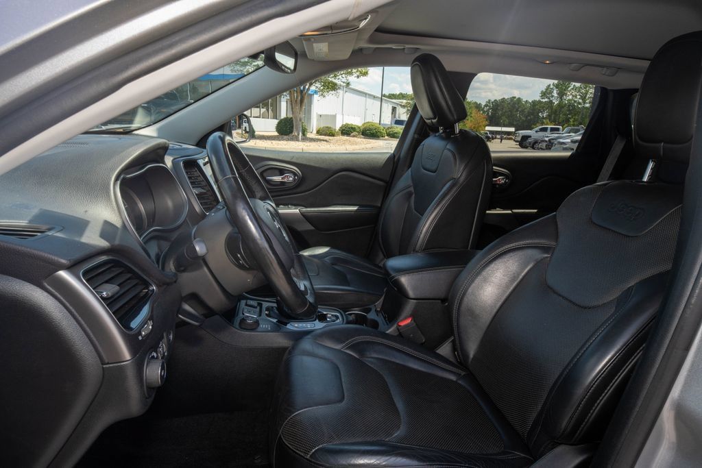 Used 2019 Jeep Cherokee Limited AWD/4WD image 11