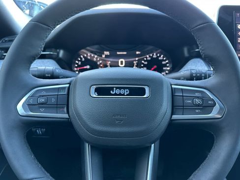 Used 2025 Jeep Compass Latitude image 25