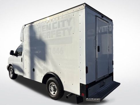 Used 2020 Chevrolet Express 3500 w/ Driver Convenience Package RWD image 4
