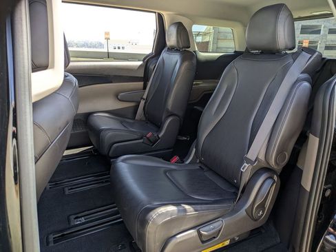 Used 2025 Kia Carnival FWD image 24